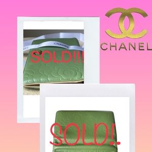 Authentic camellia Chanel wallet - Green